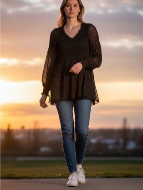 GORGEOUS Sunny Leigh Women's Black Gold Polka Dot Long Sleeve Smocked Bl…